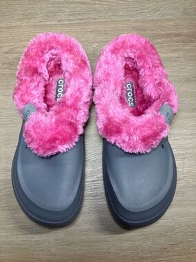 CROCS Gray Clog with Bright Pink Faux-Fur Lining size 8